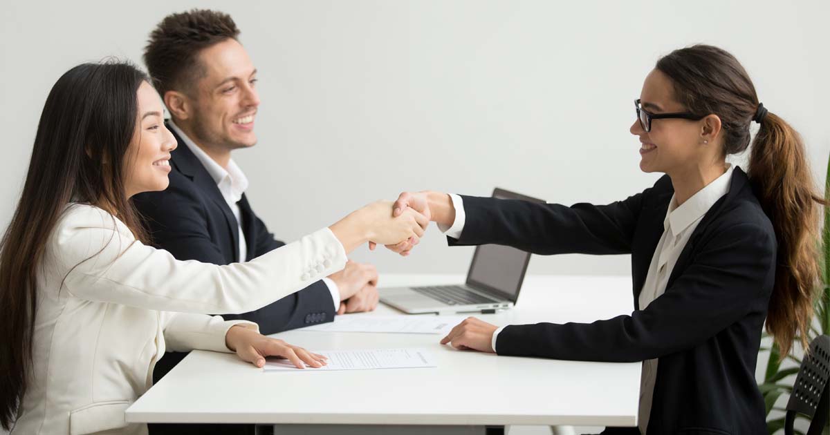 Asesor y trabajador del sector público firmando contrato de crédito vía nómina aprobado
